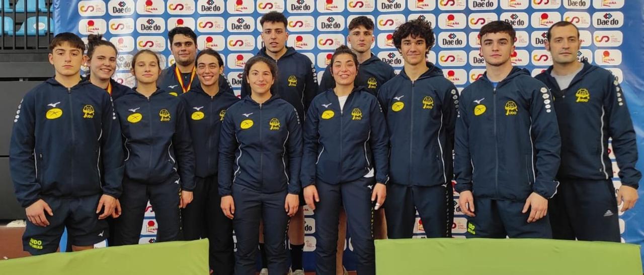 El equipo asturiano junior. Por la izquierda, Hugo González, Noa Fernández, Zoe González, Adrián González, Melania Souto, Elisa Fernández, Pablo Menéndez, Alba Barreiro, Mateo Solís, Rodrigo Burgos, Borja Tamargo y el seleccionador, Alejandro González. | FJDAPA