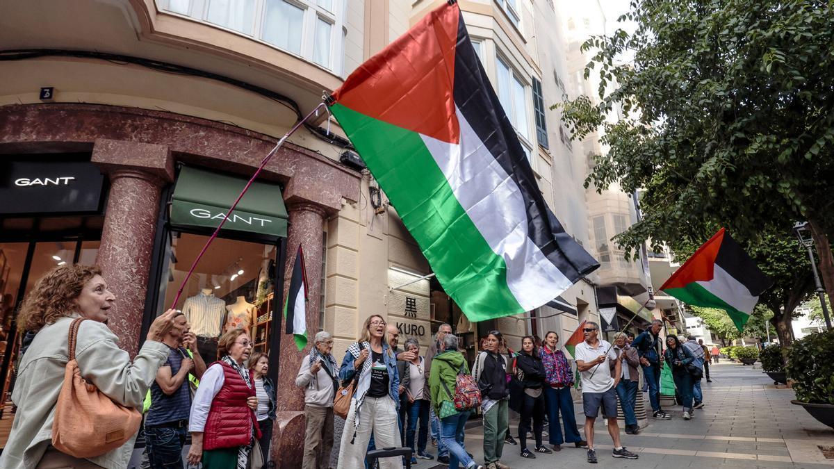 Concentración en protesta de la interceptación de la Flotilla Humanitaria rumbo a Gaza