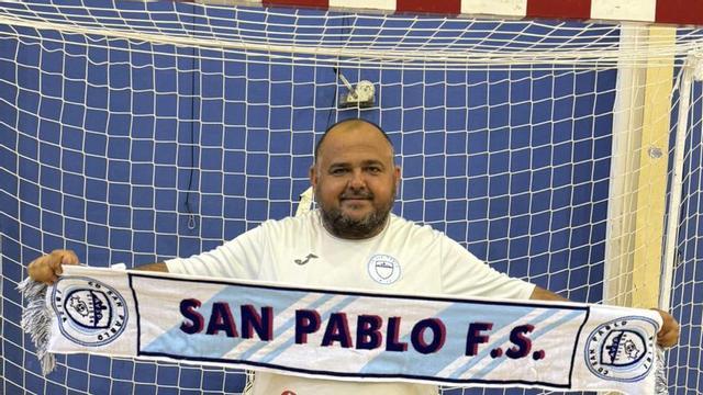 Sergio Oruj posa con la bufanda del San Pablo-Eivissa tras su renovación. | SAN PABLO-EIVISSA