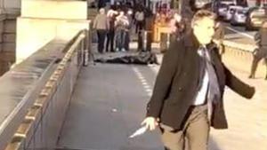 Un transeúnte le quita el cuchillo al terrorista en el atentado del puente de Londres