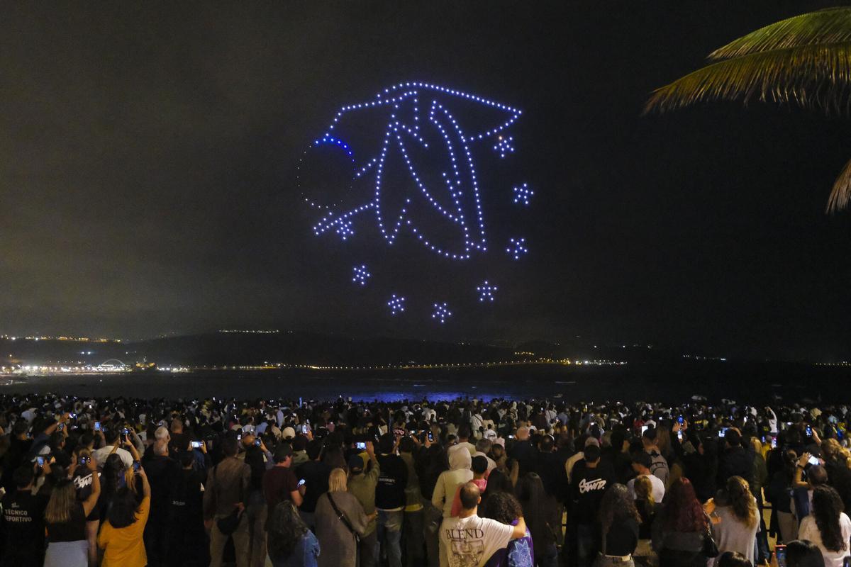 Espectáculo de drones en Las Canteras para anunciar el nuevo disco de Quevedo, 'El Baifo'