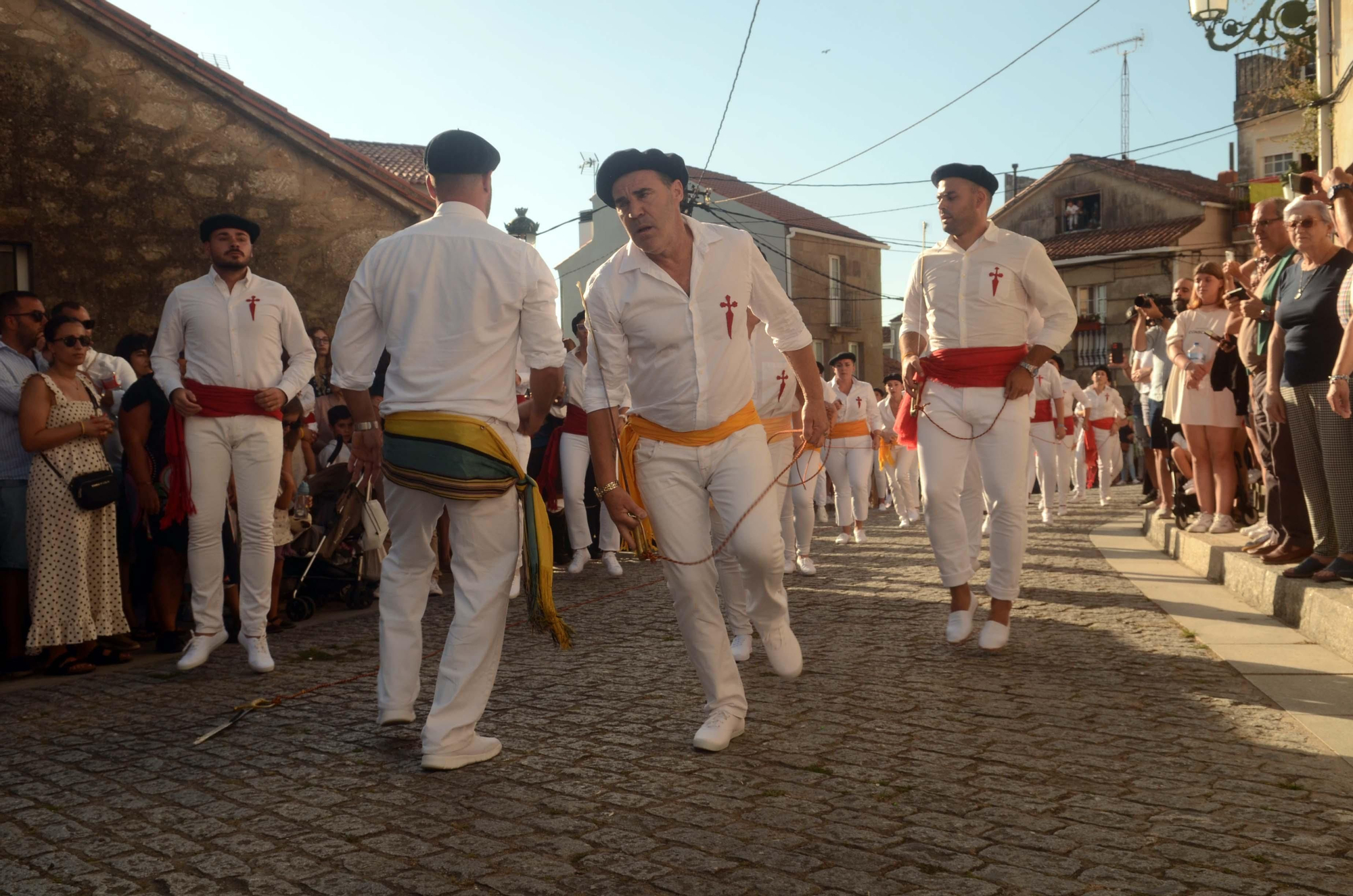 La "Danza de las Espadas" recupera en Carril todo su esplendor