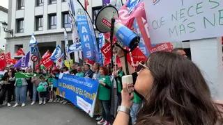 Miles de profesores vuelven a tomar el centro de Oviedo: "El Principado miente al afirmar que estamos bien remunerados"