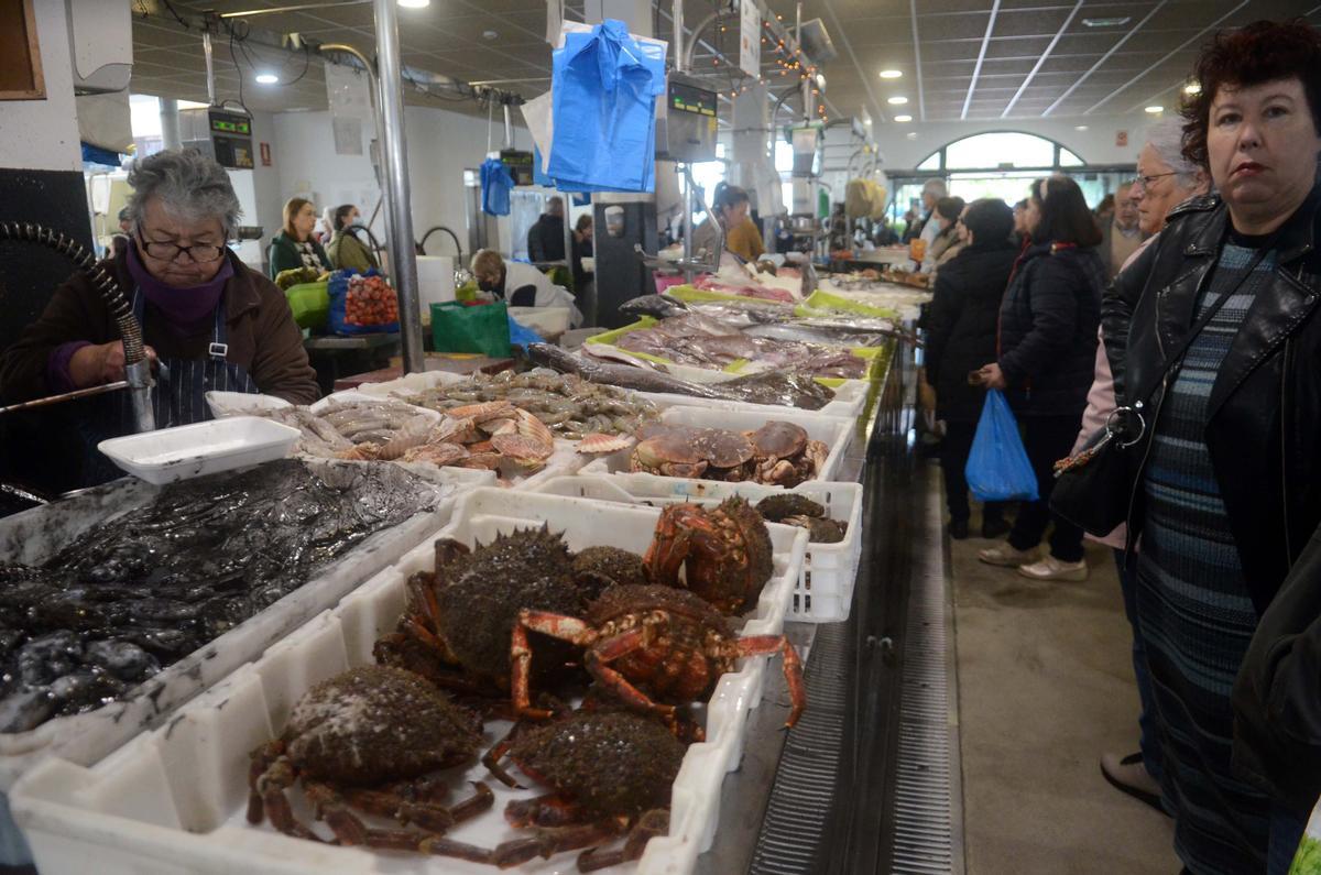 Vendedores y compradores en el mercado vilagarciano.