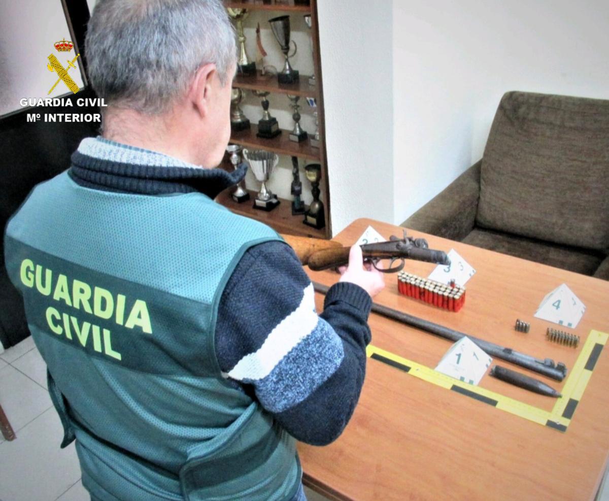 El arma estaba en el domicilio que comparte con su pareja.