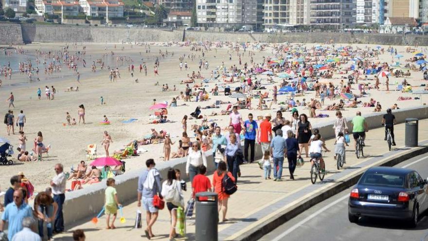 Aspecto que mostraba la playa de Silgar en Sanxenxo en la tarde del Jueves Santo.  // Gustavo Santos