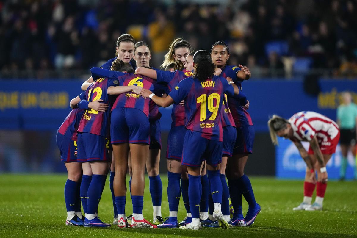 BARCELONA, 14/01/2026.- Las jugadoras del FC Barcelona celebran el 2-0 conseguido durante el encuentro correspondiente a la jornada 17 de Liga F disputado este miércoles entre el Barcelona y el Atlético de Madrid en Barcelona. EFE/Alejandro García