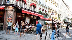 Turistas y parisinos en una terraza de París. 