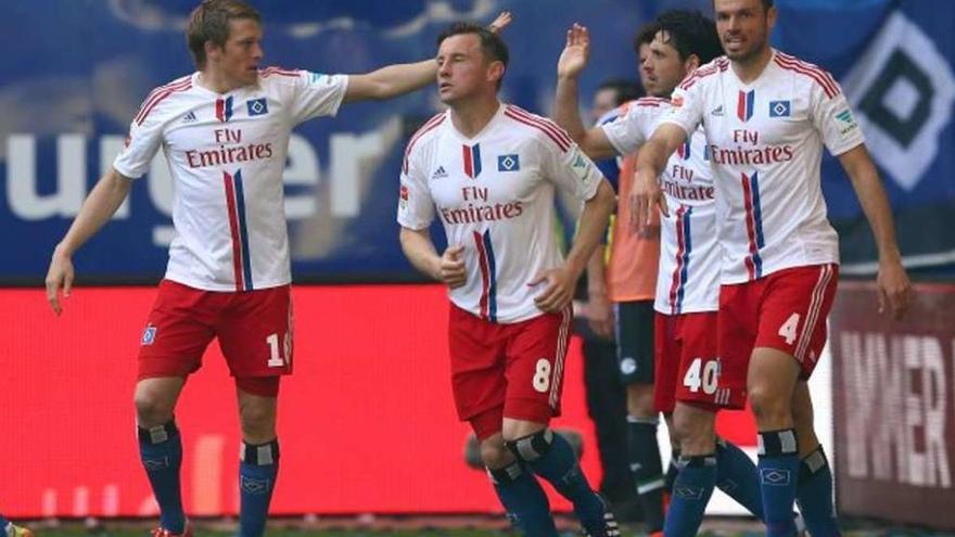 Los jugadores del Hamburgo celebran el primer tanto, de Olic, contra el Schalke.