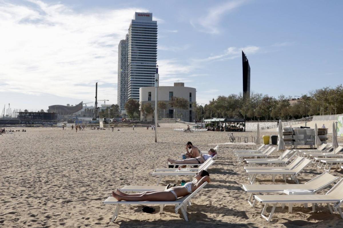 Barceloneses acuden a la playa por las altas temperaturas de noviembre