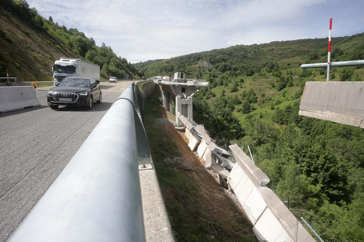 Desprendimiento en el puente de la A-6 entre Pedrafita y León