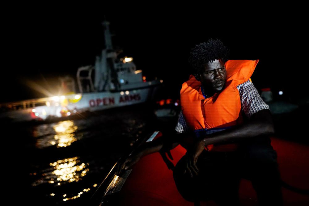 Un migrante a bordo del bote de rescate de la ONG Proactiva Open Arms en el mar Mediterráneo.