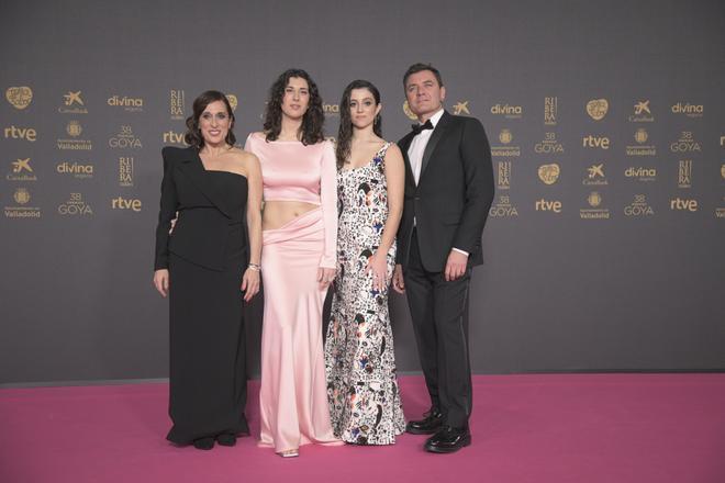 El equipo de La Creatura posa en la alfombra rosa previa a la gala de la 38 edición de los Premios Goya, en el Auditorio Feria de Valladolid, a 10 de febrero de 2024, en Valladolid, Castilla y León (España).