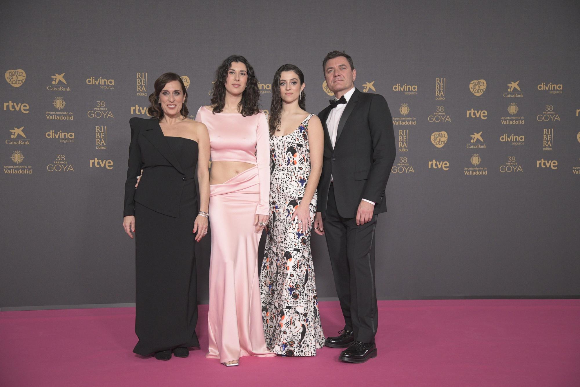 El equipo de 'La Creatura' posa en la alfombra rosa previa a la gala de la 38 edición de los Premios Goya, en el Auditorio Feria de Valladolid, a 10 de febrero de 2024, en Valladolid, Castilla y León (España).