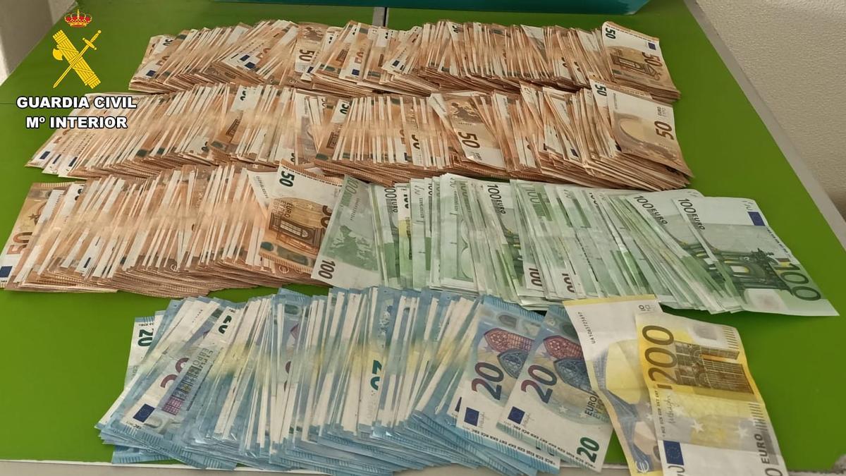 Dinero recuperado por la Guardia Civil tras la detención de un vecino de Arteixo dentro de la operación 'Carconde'.