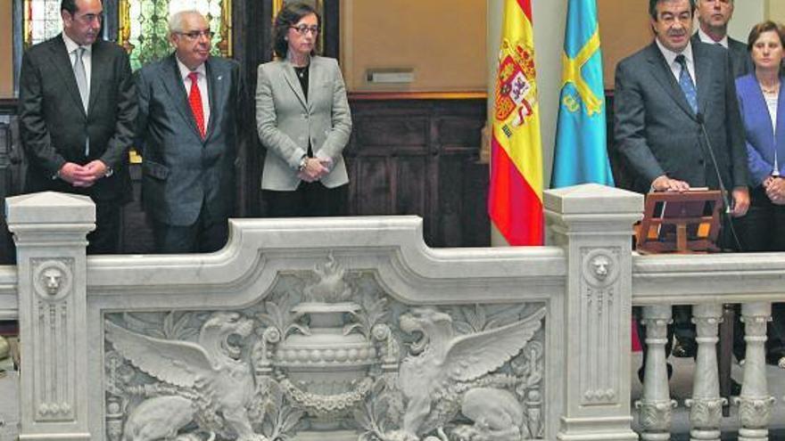 Francisco Álvarez-Cascos, a la derecha, promete su cargo como presidente del Principado ante las autoridades.