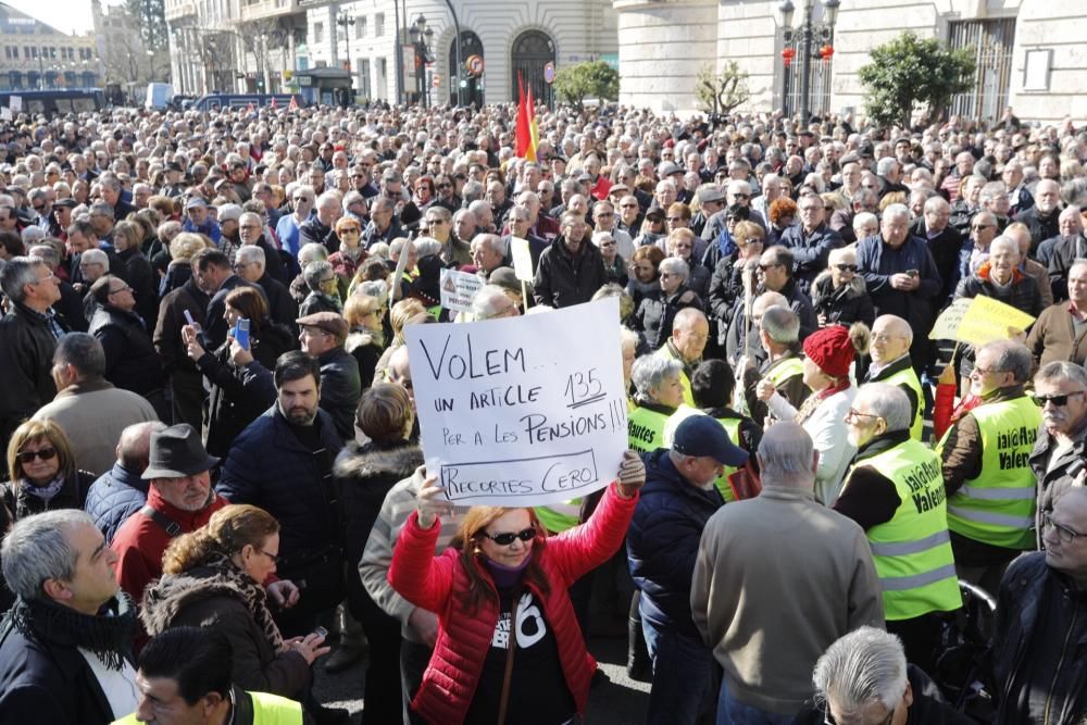 Protesta de jubilados en València: queman cartas de la subida de su pensión