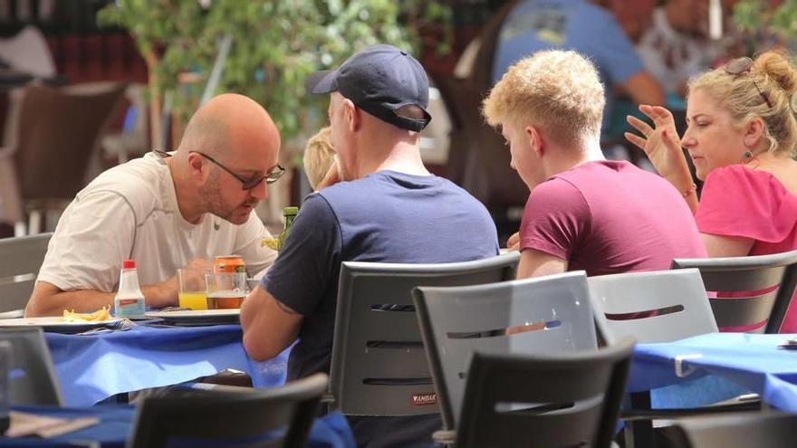 Un grupo de clientes en la terraza de un bar de Cartagena.