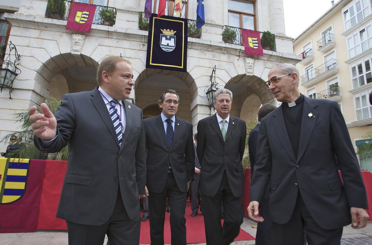 Adolfo Nicolas, general de la Compañía de Jesús, a la derecha, con autoridades locales en octubre de 2010.