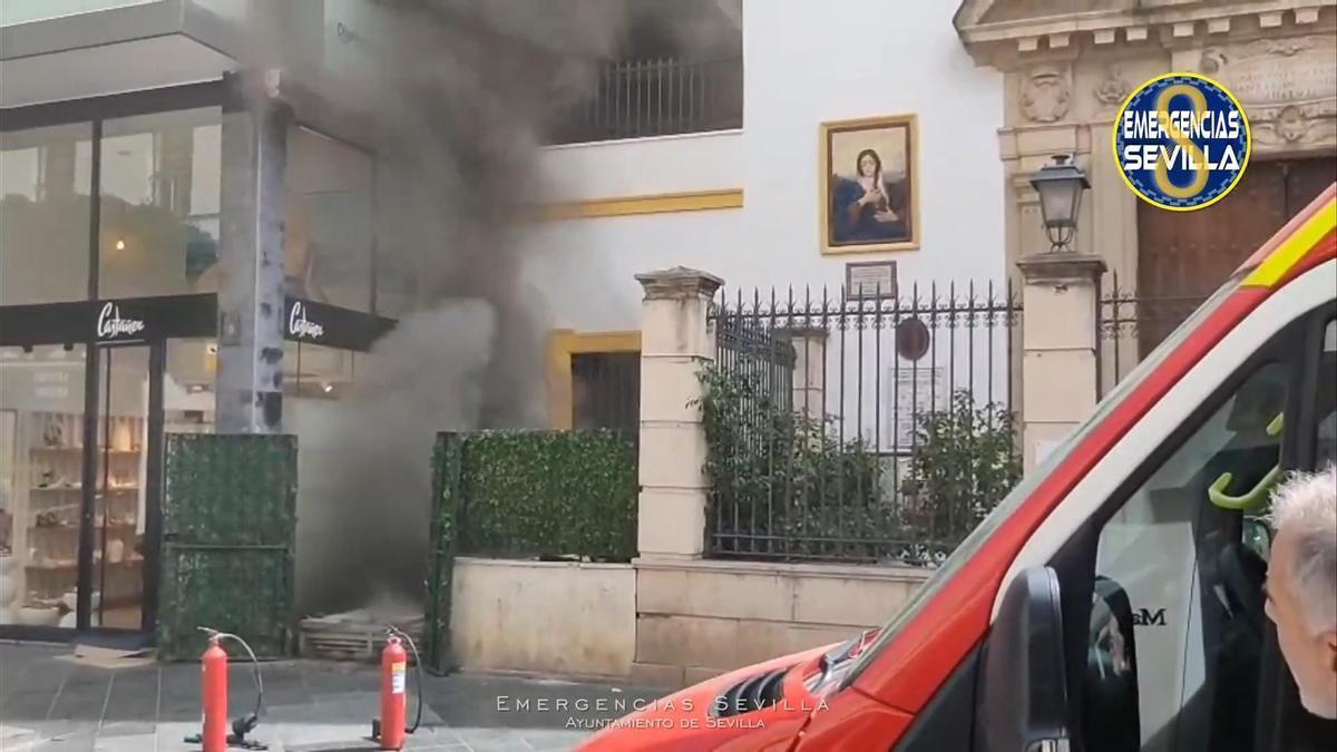 Vídeo | Sale ardiendo un transformador eléctrico en pleno centro de Sevilla