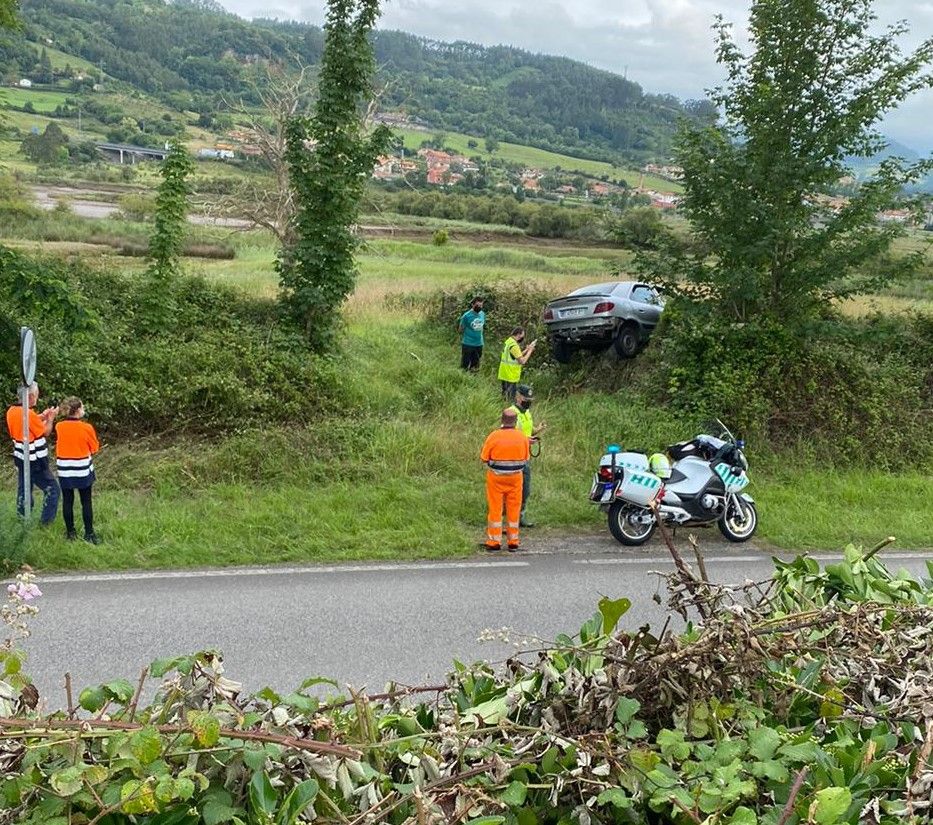 Aparatoso accidente en Villaviciosa: un coche "vuela" sobre un talud de dos metros