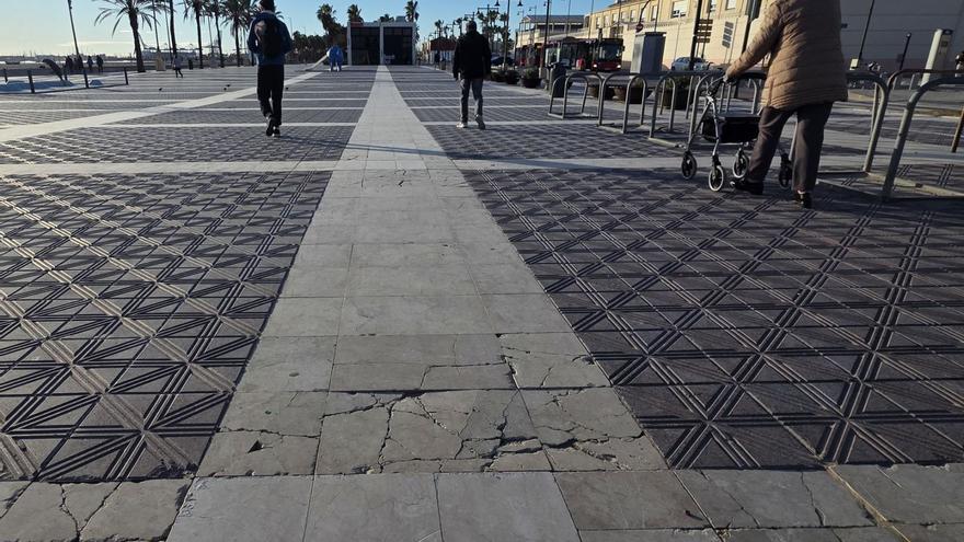 Un recorrido por los dos kilómetros y medio del Paseo Marítimo pone en evidencia que precisa de una actuación profunda para reponer muchos de los desperfectos acumulados a lo largo de tres décadas y media de vida, durante las cuales millones de personas han transitado por la superficie y han sufrido el impacto permanente de un litoral que está a ras de arena, sin más protección que el pretil.  | LEVANTE-EMV