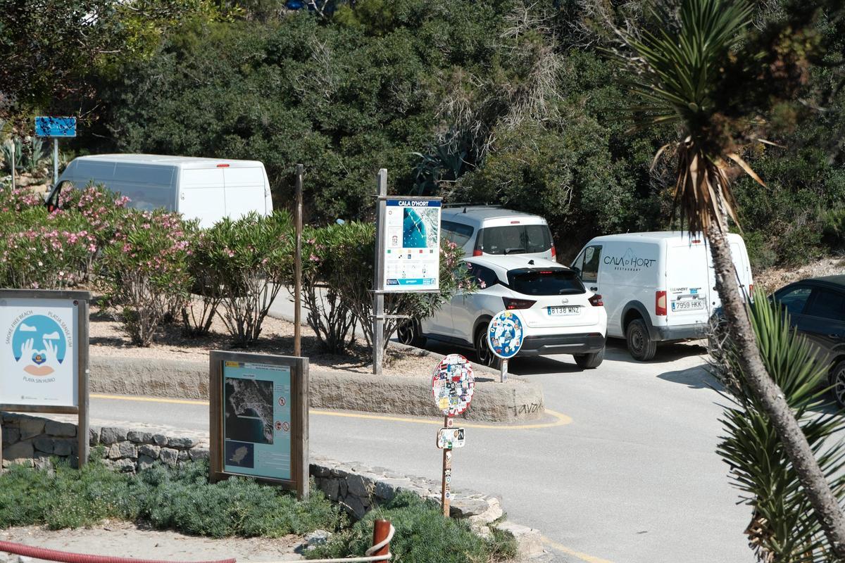Vehículos estacionados en Cala d'Hort.