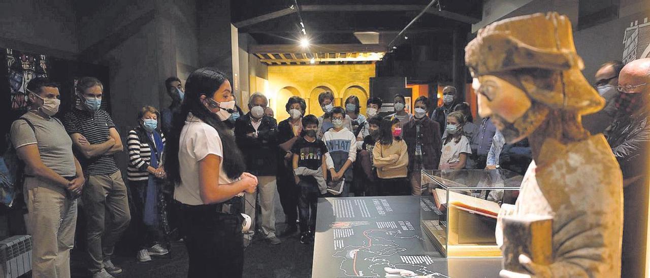 Visitantes en la muestra sobre el Camino Primitivo de la sala de exposiciones de LA NUEVA ESPAÑA, en Oviedo. | Luisma Murias