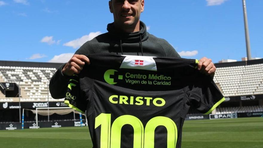 Cristo Martín con la camiseta conmemorativa de los cien partidos como albinegro.