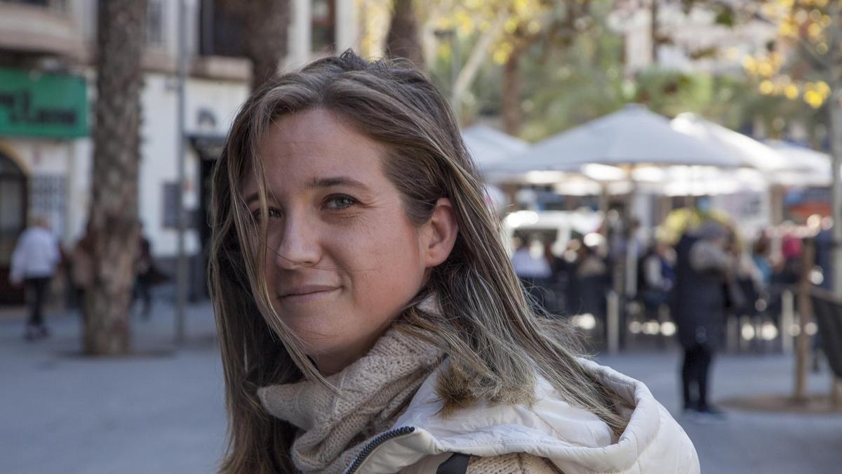 La psicóloga y editora Marina Vicente Moreno, en la Plaza de los Luceros, en Alicante.