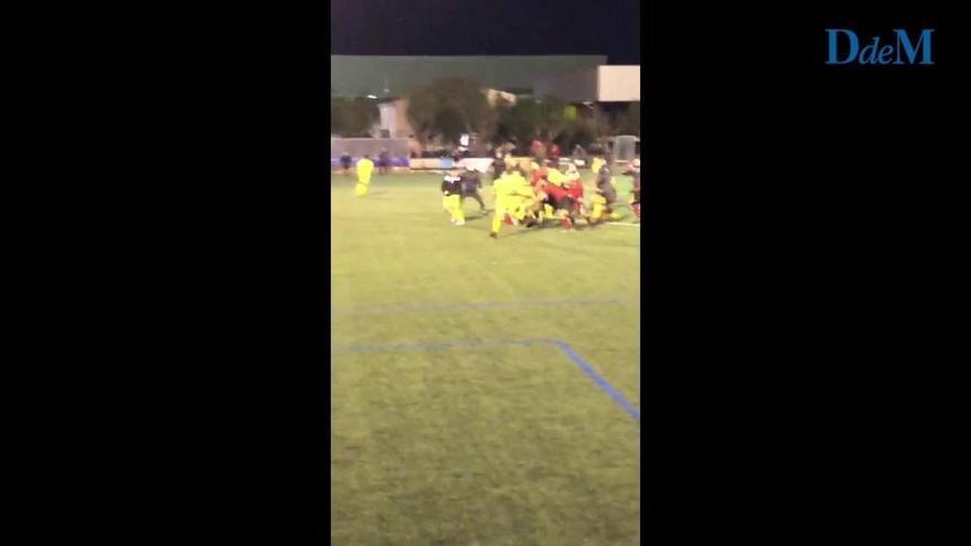 Monumental tangana en un partido de juveniles en Campos