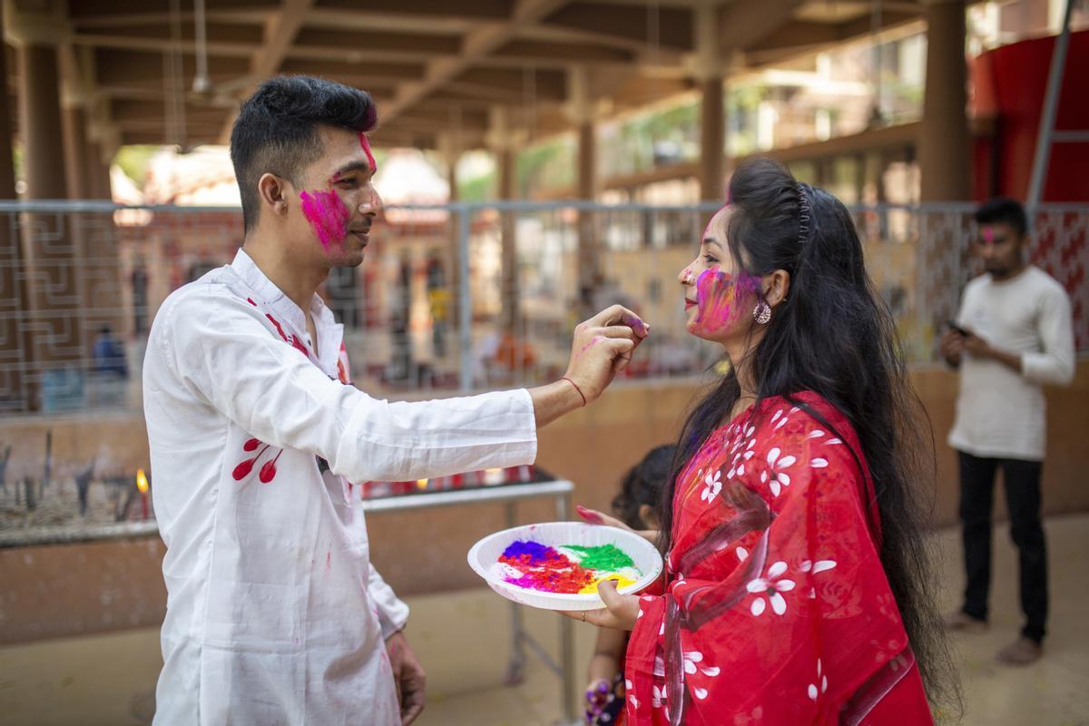 Celebración del Holi en el templo nacional Dhakeshwari, en Dhaka, Bangladesh