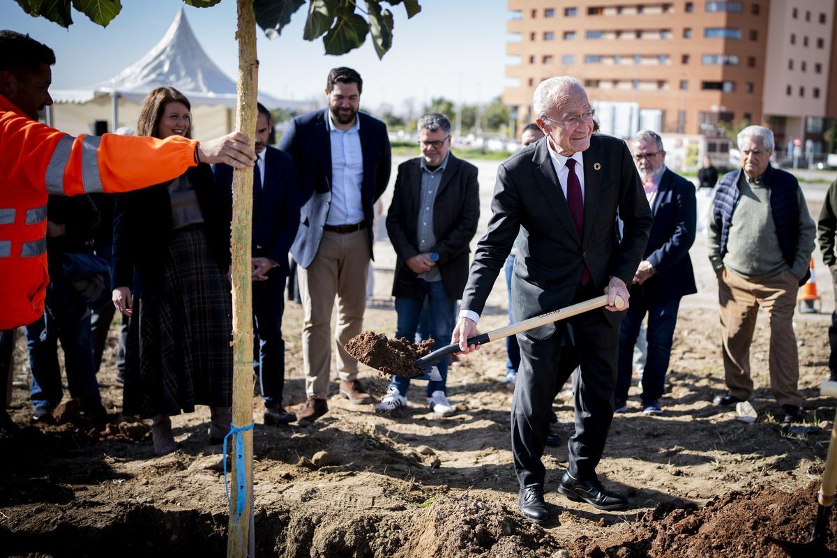 Plantación del primer árbol que forma parte del nuevo Parque Frank Capra.