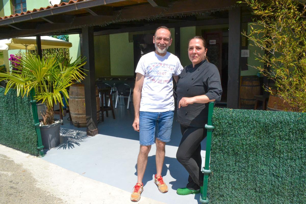 Alfredo y Susana, a la entrada de su casa de comidas, en Peón