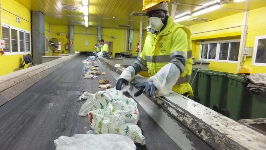 Planta de selección de envases, que cuenta con personal de Fundació Deixalles.