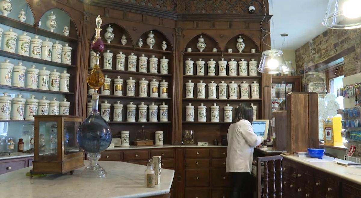 Viaje al pasado a través de la farmacia de un pequeño pueblo gallego