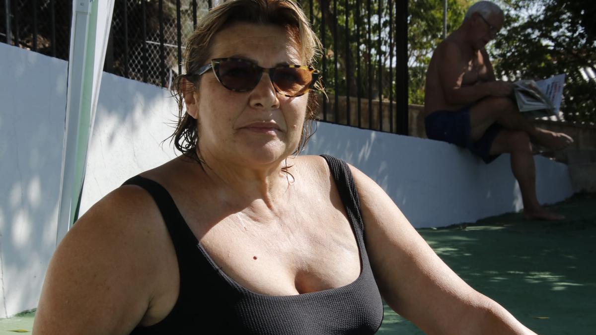 La antigua alumna que ha podido recordar viejos tiempos en la reapertura de la piscina de su colegio.