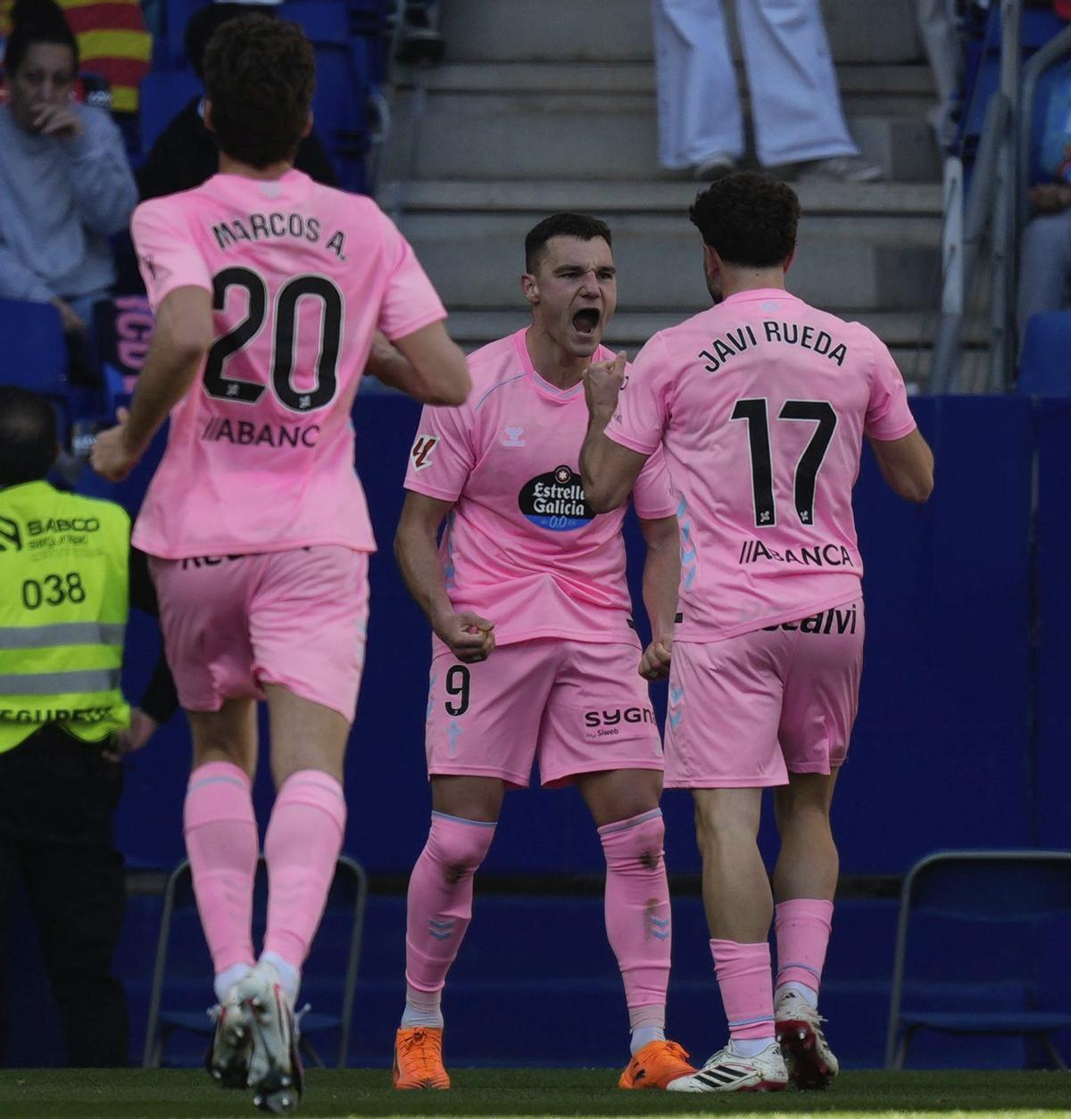 Ferran Jutglà celebra con Javi Rueda el gol ante el Espanyol tras casi cuatro meses de sequía goleadora.