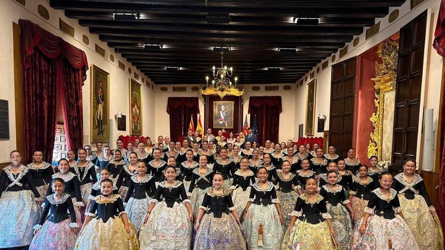 La ilusión de las fiestas toma el Ayuntamiento de Elche