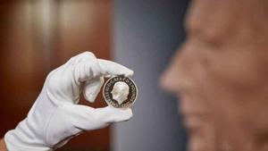 ¿Cómo son las monedas británicas con la cara de Carlos III que comenzarán a llegar pronto?