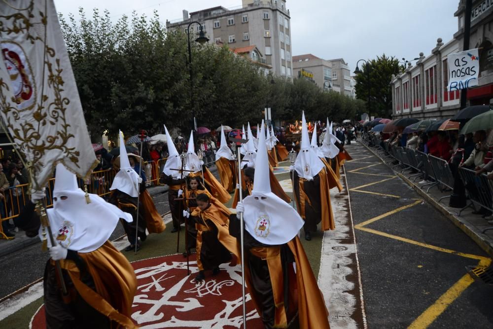 Recreacion de la Semana Santa de Cangas para el encuentro de cofradias que tuvo que ser acortado por las lluvias