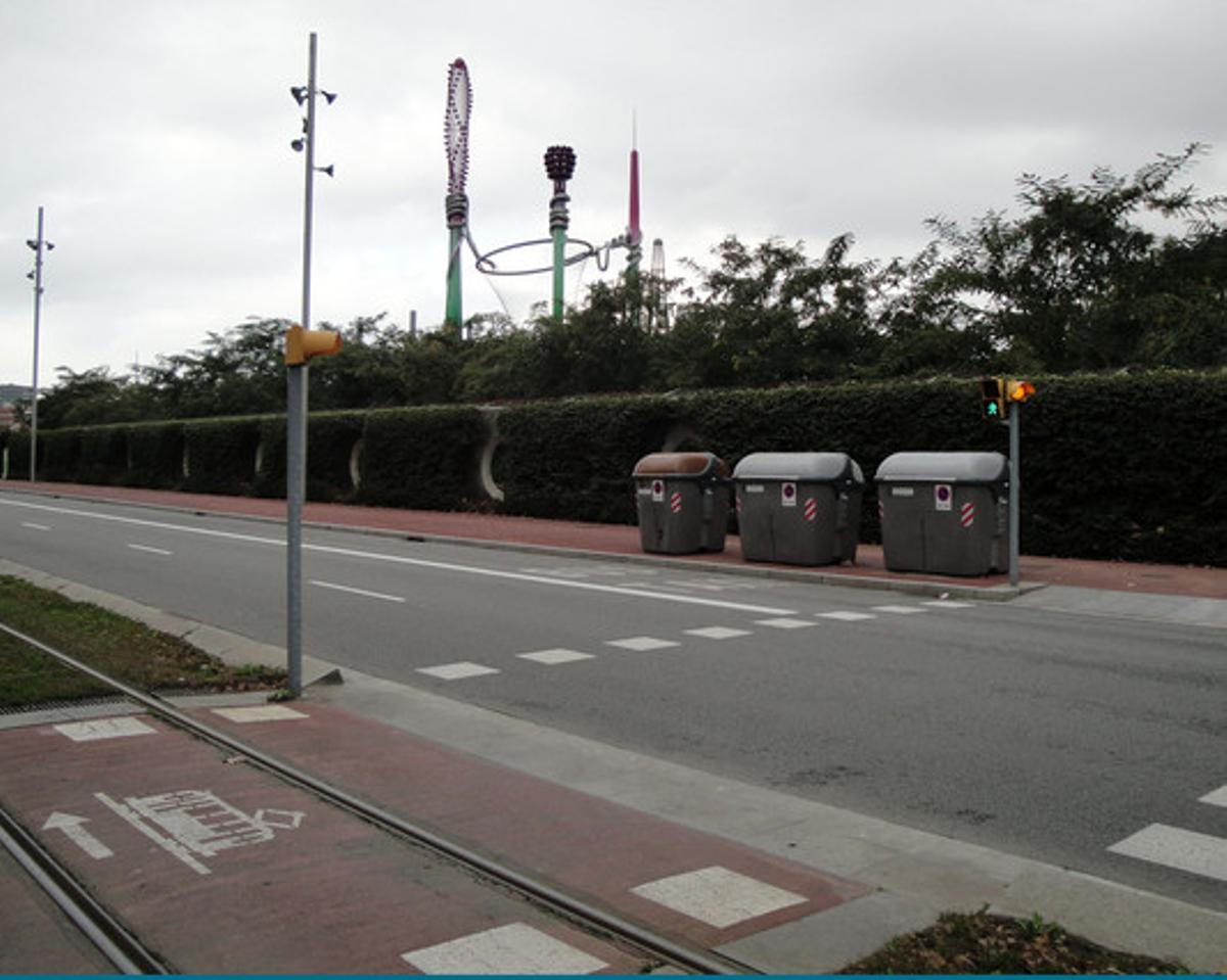 Els contenidors s’allunyen de l’usuari. La ubicació d’alguns contenidors degradava, pel que sembla, el paisatge dissenyat per l’arquitecte Jean Nouvel a la Diagonal, a l’altura del Poblenou. Abans, estaven davant del número 111, al costat de les vivendes, on sempre han estat, per a més comoditat dels usuaris. Ara els han allunyat fins a l’altra vorera, al costat d’un parc on no viu ningú. Per arribar-hi cal travessar els vuit carrils de l’avinguda.