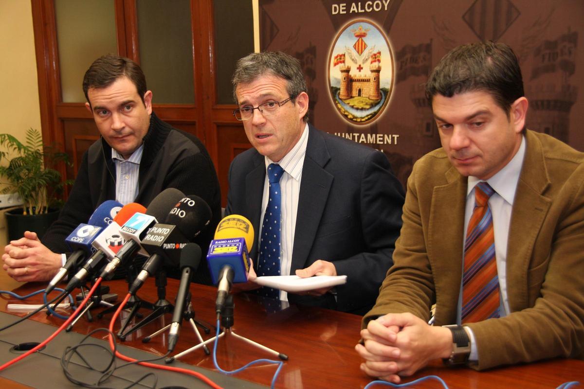 Nando Pastor en 2008 en el Ayuntamiento de Alcoy, a la izquierda, junto al entonces alcalde Jorge Sedano y el también concejal Mario Santacreu.