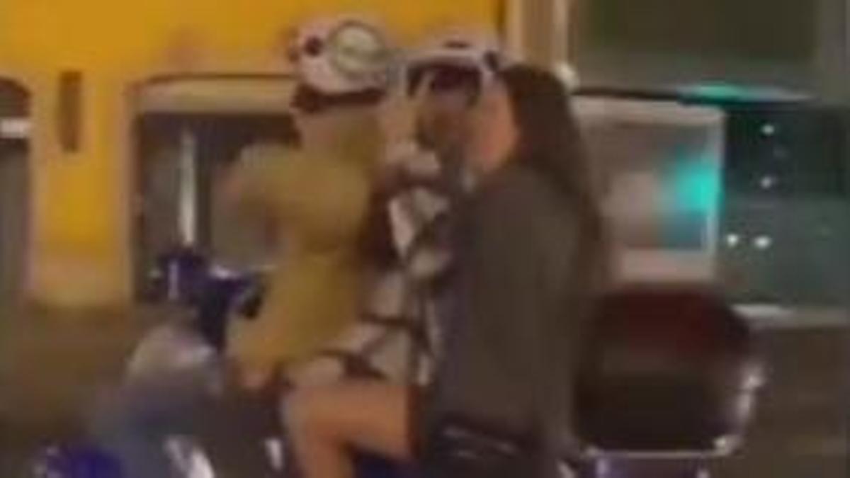 El piloto de la moto lleva a dos personas de paquete, la última, sin casco.