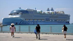 El megacrucero Legend of the Seas en el Puerto de Málaga.
