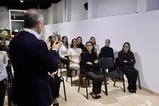 El Gremio de Sastres y Modistas imparte la charla de protocolo y vestuario a fallera mayor y corte