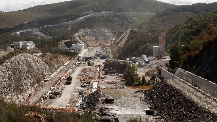 Obras del AVE gallego en Campobecerros, en la provincia de Ourense. // Brais Lorenzo