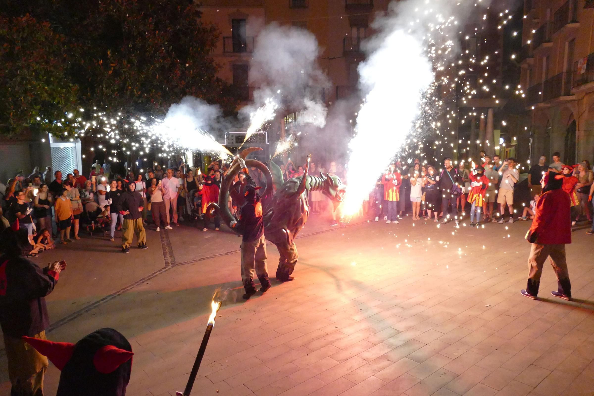 L'Encesa del Drac de Figueres es converteix en una nova tradició de les Festes de Sant Pere