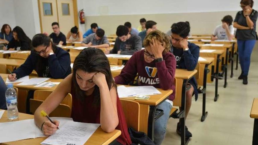 Examen de selectividad, ayer, en Pontevedra. // Gustavo Santos