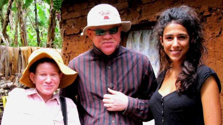 Mafalda Soto (a la derecha), junto a una pareja de personas con albinismo en Moshi, Tanzania. // FdV